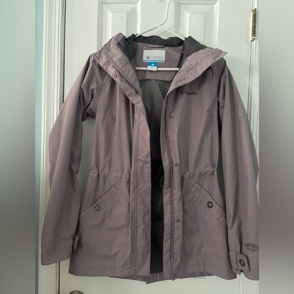 Women’s Columbia rain jacket in dusty purple color. Size XS